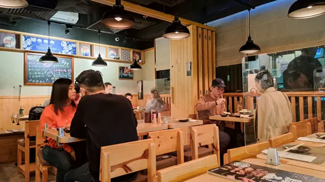 地方寬敞，不吵，適合聊天