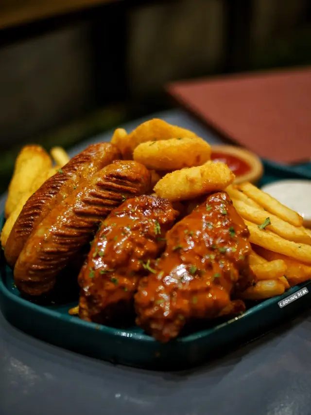 牆城小食拼盤配自家製蛋黃醬