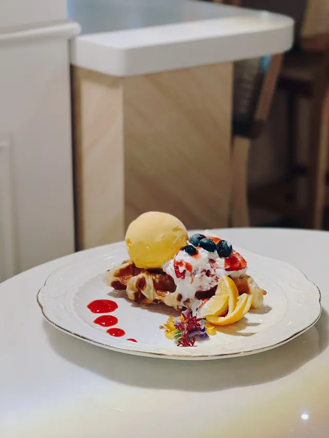 鮮雜莓雪糕配牛角包窩夫