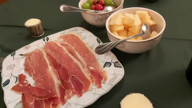 一坐低老闆娘就送上Parma ham做前菜。