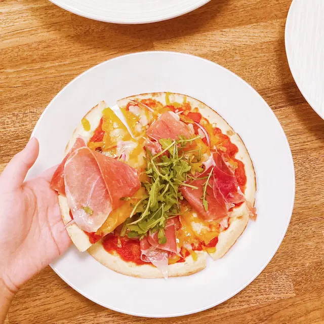 意大利巴馬火腿薄餅配火箭菜