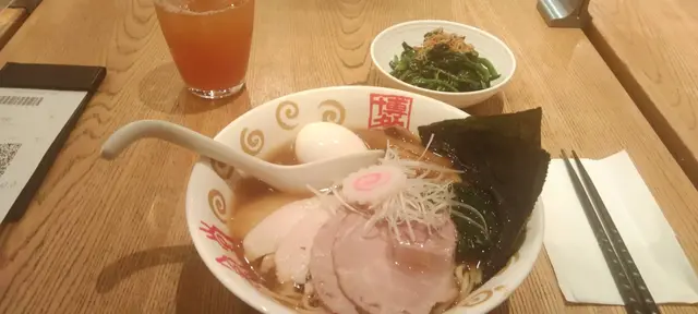 先嘗湯底,結合了雞肉味和一些日本魚的味道,清甜。 不會太鹹。雖然不是我的最愛,
因為我比較喜歡濃郁的味道,但也可以接受,反之,如果你喜歡清淡的味道,也不錯。
可能避免餸因湯過高沉下唔靚, 湯比較少,但都不是大問題,
然而冬天很冷,我只想吃個熱湯拉麵,但不夠熱。