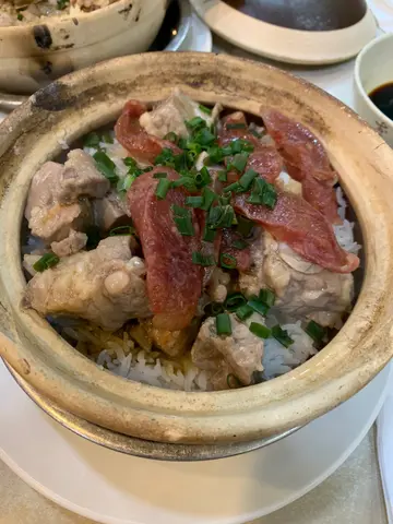 腊肠排骨煲仔饭