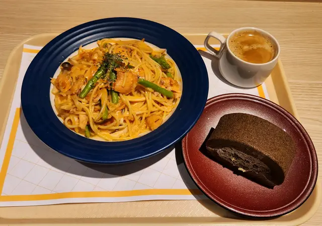 三文魚雜菌忌廉茄汁意粉