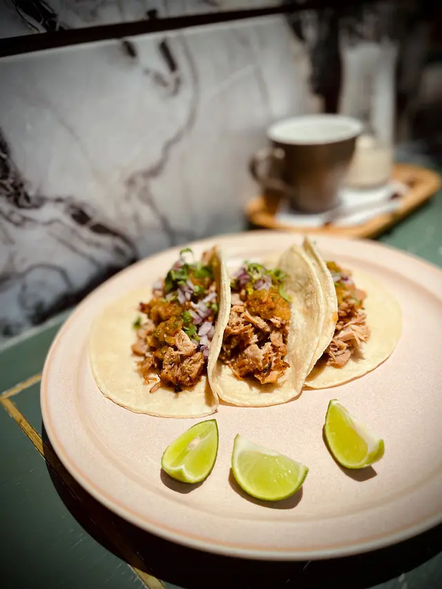 墨西哥夾餅配慢煮黑毛豬及莎莎醬