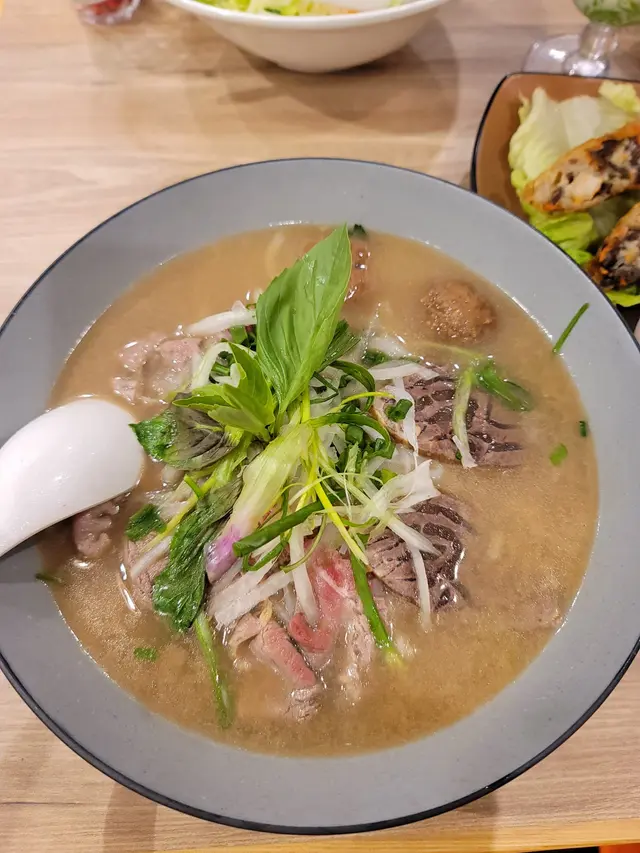 有生牛肉,牛丸,牛展。怕生牛肉生的朋友可以浸耐小小就熟了。牛丸彈牙又重牛肉味,牛展肉質好香淋。新鮮的金不奐氣味獨特成為了整個湯底的靈魂。河粉份量十足吸收了清甜的湯底很好吃👯♀️