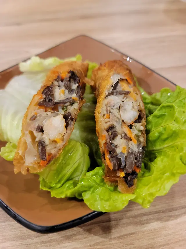 有粉絲,黑木耳,紅蘿蔔,豬肉碎,罕有地加上蝦肉所以多了一份鮮味。外皮炸得脆脆的,內陷緊實,點上附送嘅酸甜醬更加惹味。