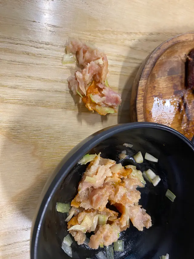 見不到有蝦滑，只有生肉