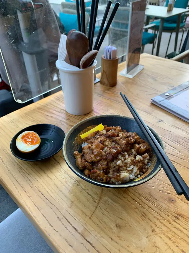 滷肉飯配溏心蛋