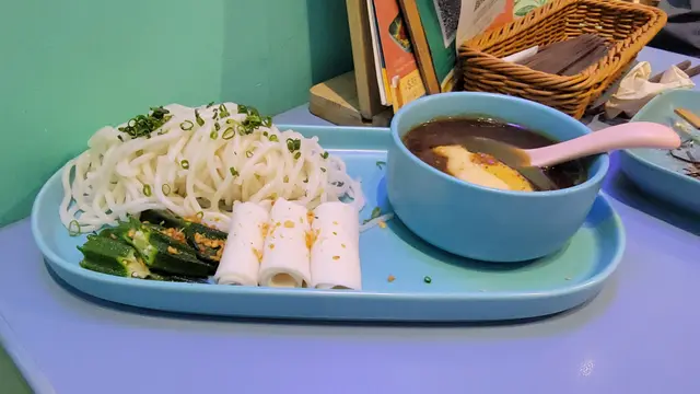 黑蒜油木魚湯沾魚麵