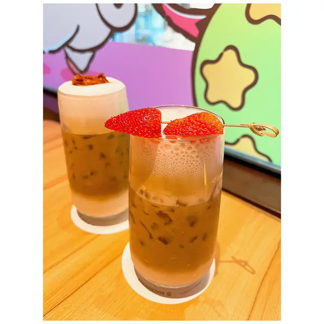 焦糖脆脆觧奶咖啡  /  士多啤梨觧奶咖啡