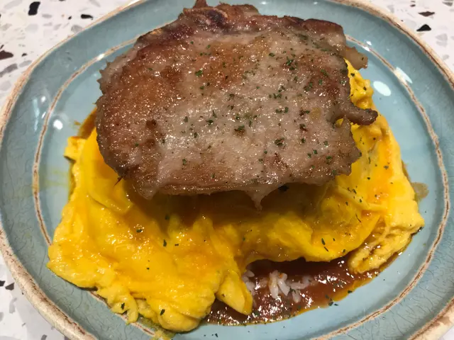 鮮茄汁香煎豬扒滑蛋包飯