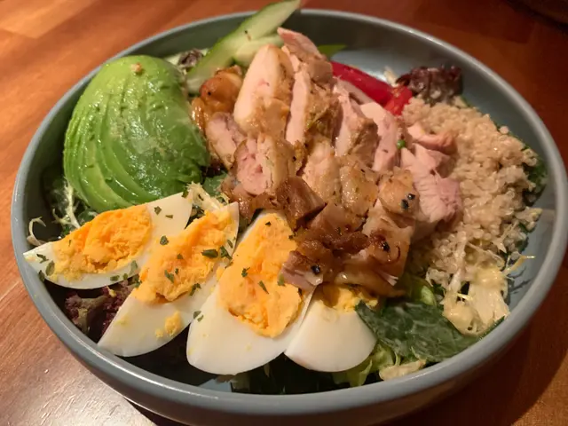 烤雞肉牛油果藜麥沙律碗