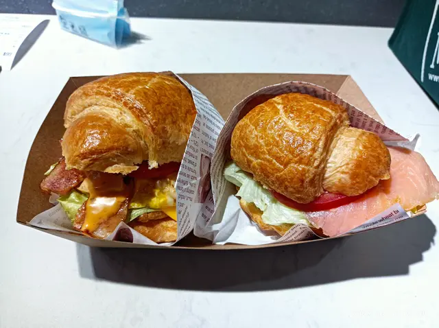 左 屯門牛; 右 煙三文牛