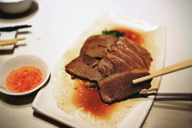 必食招牌潮州滷味，鵝肝鵝肉片滷至入味，肉質軟滑甘潤香醇鵝肝好粉嫩超正！份量仲唔少，食到滿口油香非常滿足