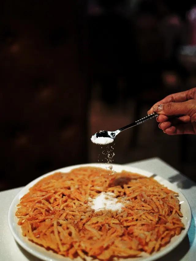 切成幼條既蕃薯製成pizza狀再煎成金黃色，軟糯香脆，好特別又少見嘅菜式～