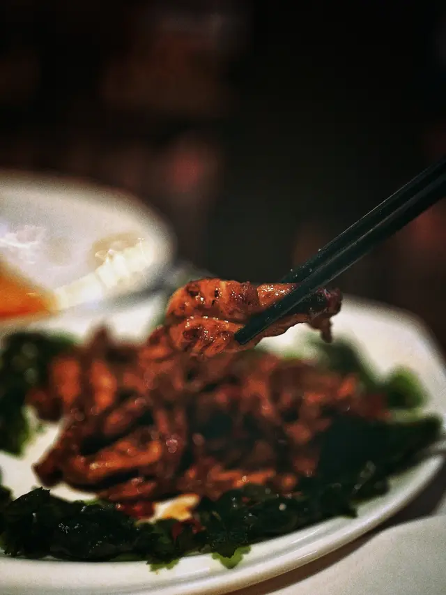 雞頸肉相較豬頸肉係比較少見～食落又係好惹味雞頸肉彈牙有嚼勁，帶點輕微嘅麻辣伴以炸咗嘅珍珠葉更添香脆口感