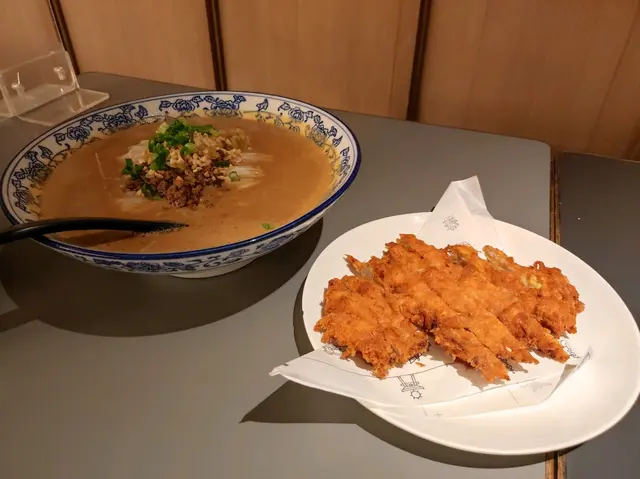  炸黑毛豬扒擔擔麵