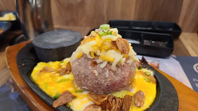 芝士蛋蒜和牛漢堡扒