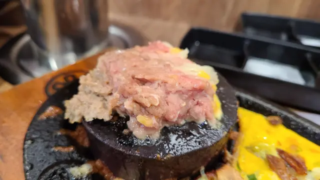 芝士蛋蒜和牛漢堡扒