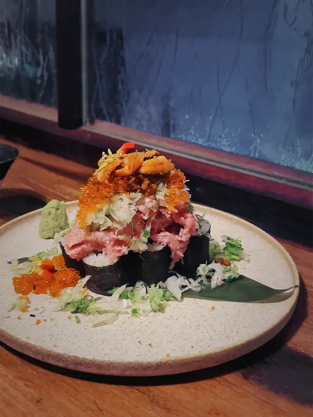 餐廳signature🤤海膽、蟹籽、三文魚籽﹑吞拿魚蓉等材料疊成高山形狀,
賣相澎湃吸睛,味道鮮美豐富