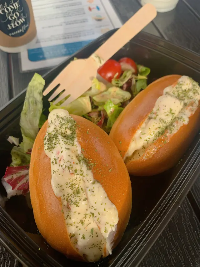 上網睇到人地食既龍蝦包同我呢個完全唔同😓，啲龍蝦少得可憐，沙律醬多多，好似食緊沙律醬包咁