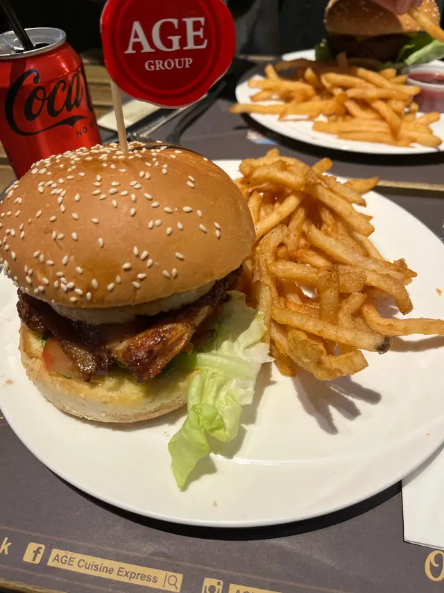 菠蘿雞扒牛油果漢堡包