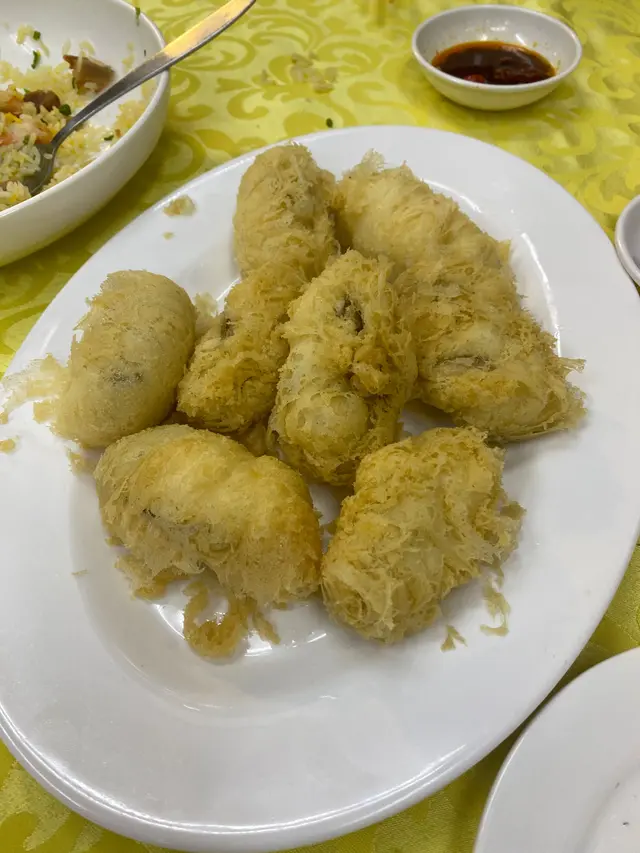 呢碟野可以改名  全部食到係粉  感覺唔到入面有生蠔  最抵死餐牌冇牌錢  佢地落單係按人頭收費  講兩個人份量就係$210  真係估唔到香港仲有咁計法  講返生蠔  蠔而冇味  完全感覺唔到食到生蠔  反而個酥皮係主角  但  又唔好食   完全唔係果回事  