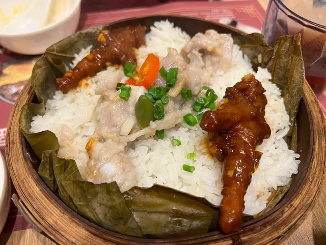 籠仔鳳爪排骨飯