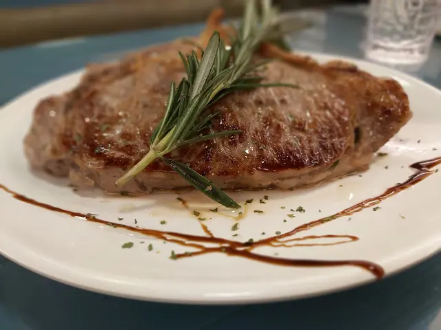 烤美國安格斯肉眼牛扒配紅酒燒汁