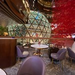 空中中庭的餐廳座位，望出去是K11  Musea的巨型標誌性玻璃球，非常浪漫