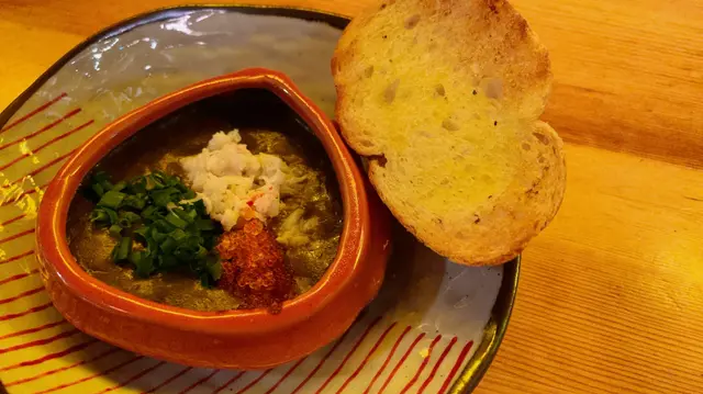 係燒好先上枱，
將蟹肉、蟹籽、蟹膏、香蔥拌勻一齊食，
蘸法包食得，就咁食都好正！
蟹味濃郁，同埋真係好多蟹肉係裏面～超正！😋