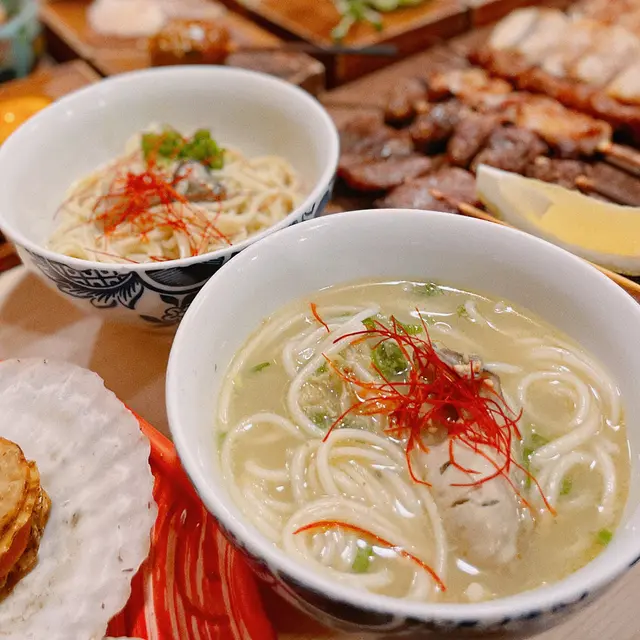 湯烏冬會有好鮮甜嘅牡蠣味，手延烏冬偏幼身有韌性，有口感！