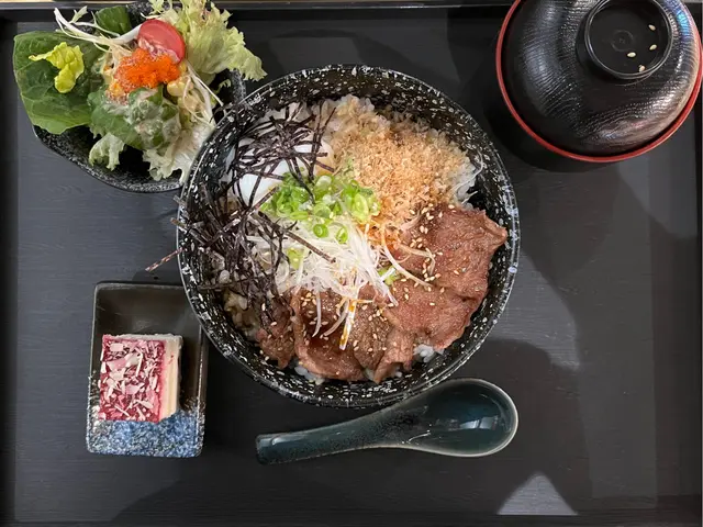 鹽燒溫泉蛋牛小排丼