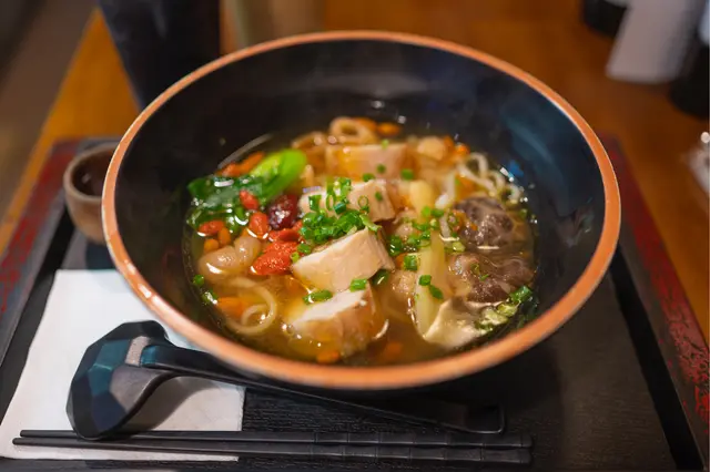 花雕麻油雞湯麵