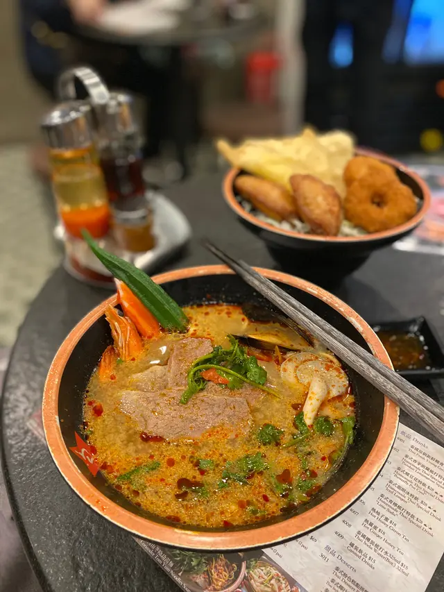 頂級安格斯牛肉冬蔭功湯黄麵