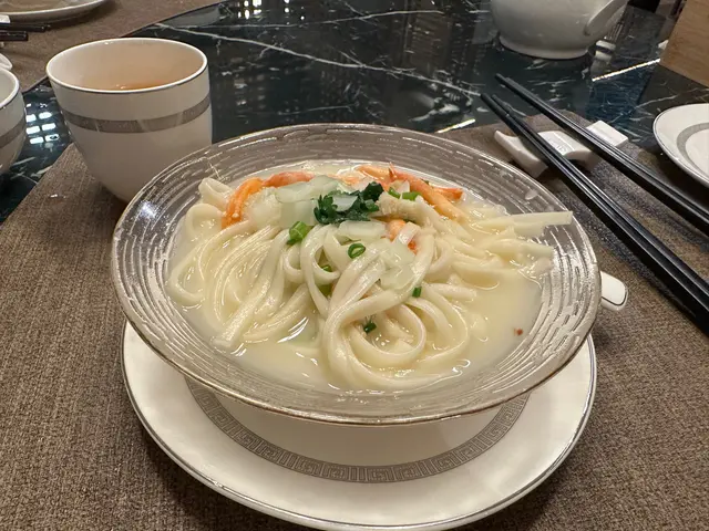 蟹肉真材實料用了差不多一隻蟹嘅肉，湯底鮮甜