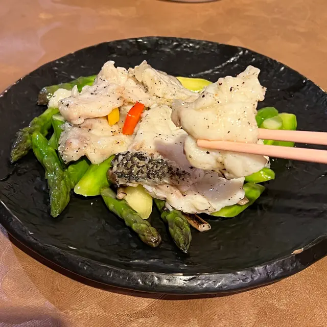 黑松露醬炒花尾躉班球配鮮露筍