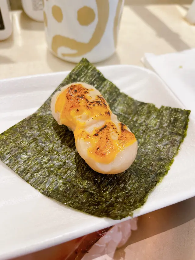 配上芝士炙燒的帆立貝，本以為帆立貝未必一定新鮮。可是，此新品的帆立貝比其他炙燒壽司來得新鮮！絕對是必食！