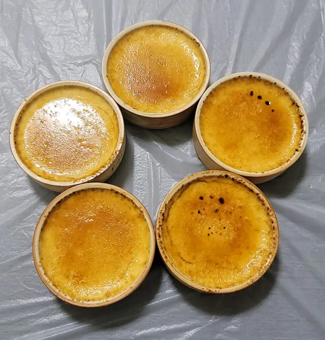 蛋漿細膩，入口即溶，輕微甜度配濃濃香草味，可惜的是焦糖脆面在回家後已經淋了