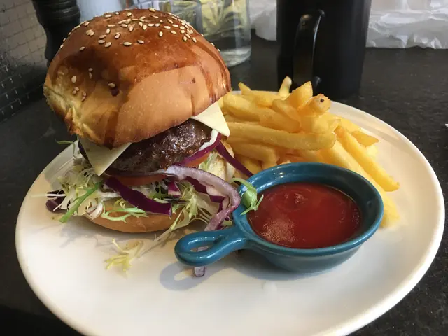 芝士牛肉漢堡連薯條下午茶餐