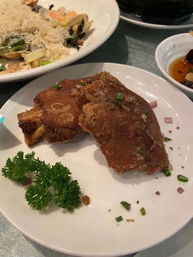 佢個椒鹽做得好攪出色  豬手都整得好好    最貼心係每人一對手套比你用手揸住食