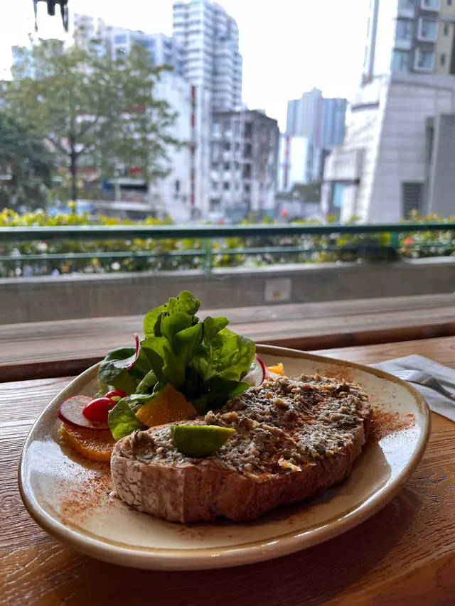 自家製素吞拿魚酸種多士配香橙沙律