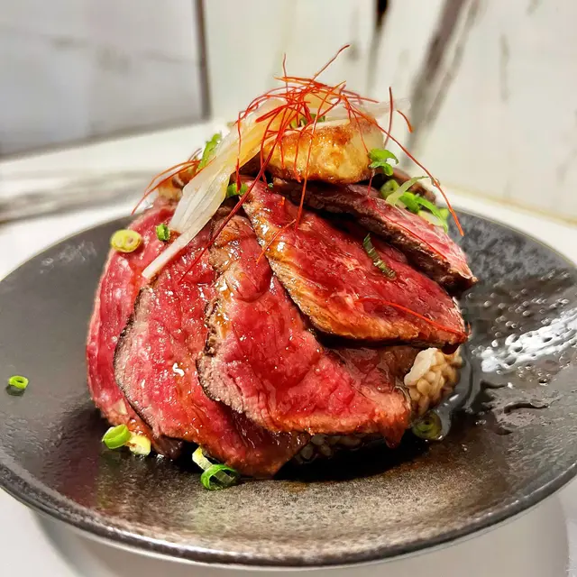 香煎頂級牛肉配鵝肝丼