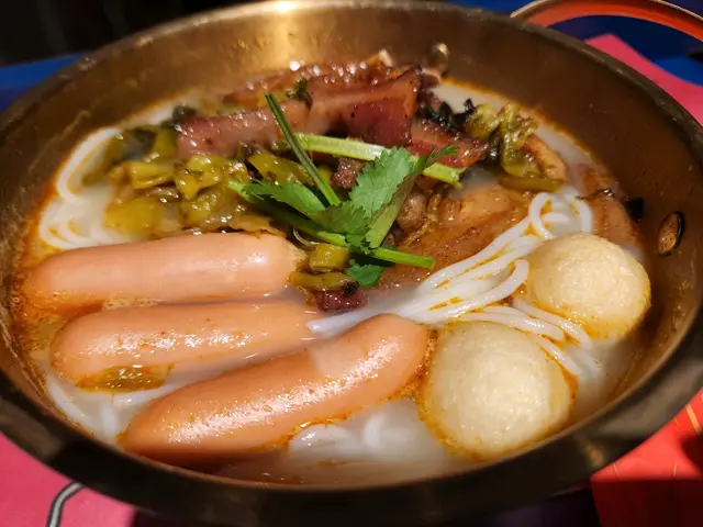 家鄉酸菜豬面肉米線