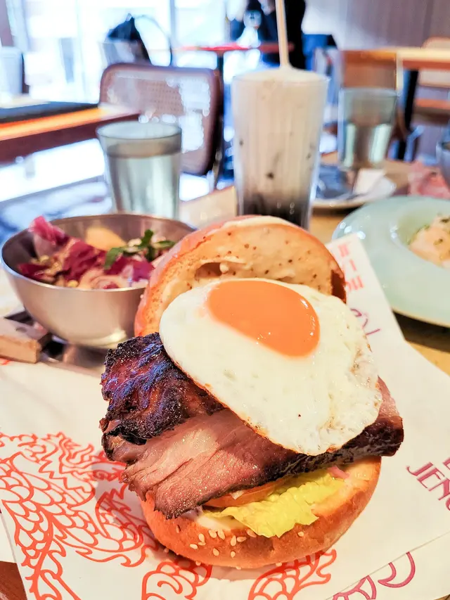 漢堡包|伊比利亞叉燒扒|九洲太陽蛋|糖醋漬大根|蜜糖芥末籽沙律醬|沙律