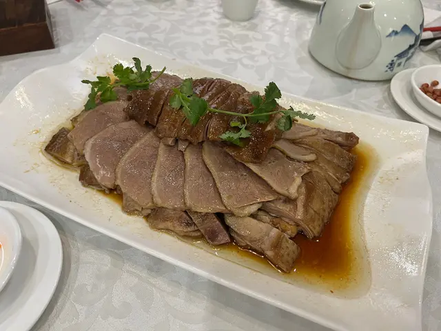 半隻去骨滷水鵝，人人都讃⋯⋯好好食