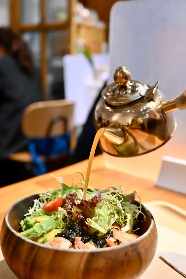 龍蝦山湯配牛油果大蝦稻庭烏冬