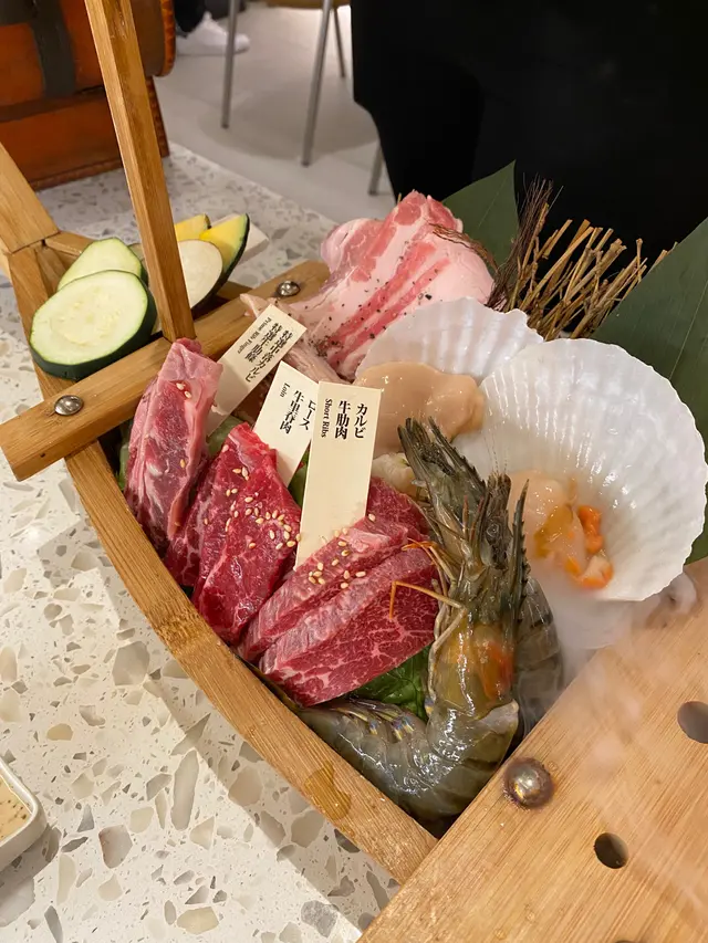 和牛、雞肉、豚肉、海鮮、蔬菜