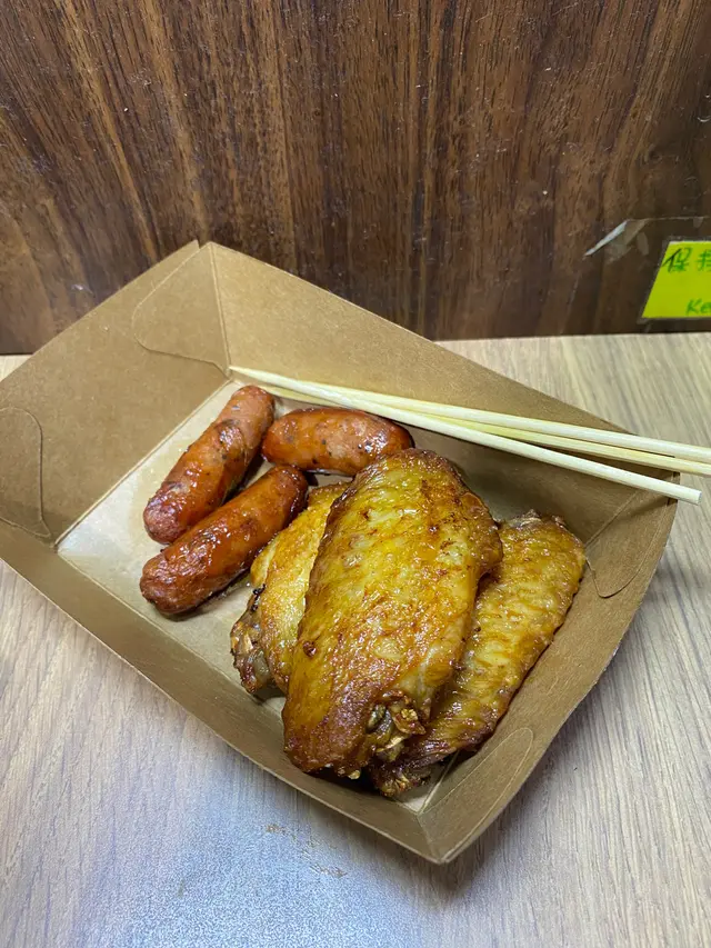 一口台灣腸拼蜜糖雞翼